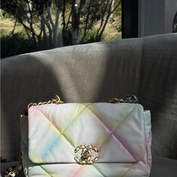 CHANEL Shoulder Bag with Gold/Silver Hardware - Picture 5 of 5